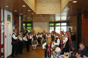 Die Folklore Tanzgruppe bei ihrem Auftritt