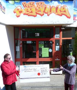 Foto (Pallas): Volker Blanke (links) und Marion Goß (rechts) bei der symbolischen Spendenübergabe - der Scheck ist extragroß, um den Abstand von 2 Meter zu gewährleisten. Soviel Spaß muss sein :)