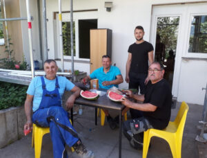 Die letzte Pause war hoch verdient, bei großer Hitze haben unsere Fensterbauer gearbeitet!
Sie fehlen uns fast schon, denn sie waren überaus zuverlässig und kooperativ! Danke, Ihr wart Klasse!
