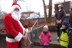 der Nikolaus kam heuer VOR das Haus der Begegung ;)