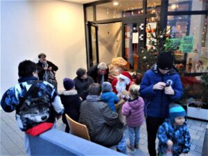 Auch dieses Jahr kam der Nikolaus vor das Haus der Begegnung