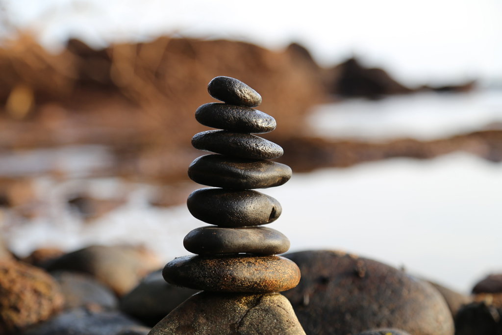 Yoga © https://www.pexels.com/de-de/foto/steinhaufen-in-der-nahe-des-sees-355863/