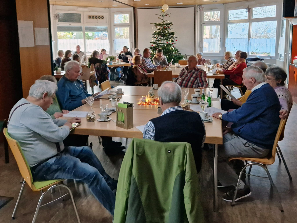 Gelungene Weihnachtsfeier mit Liedern und Gedichten