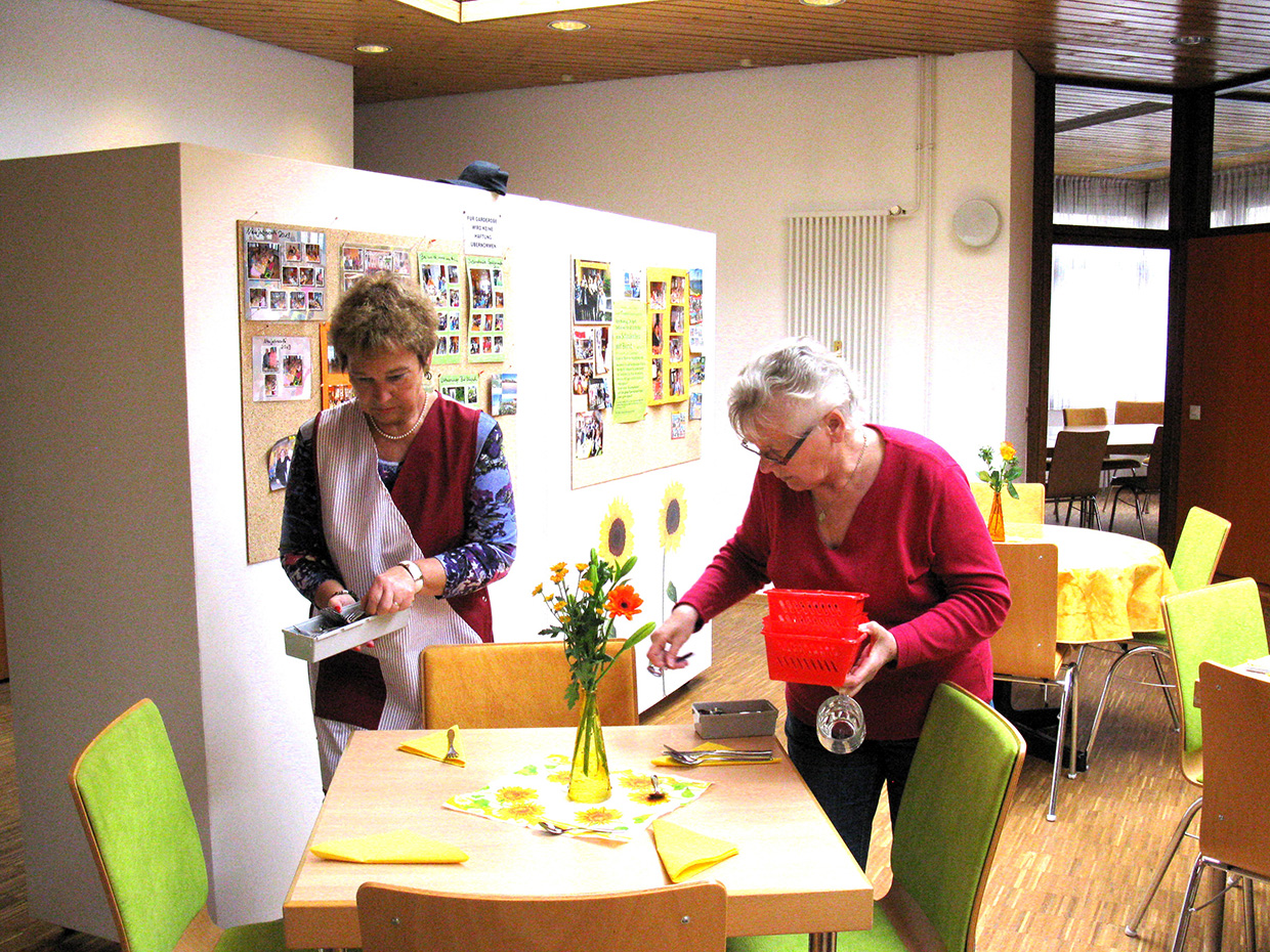 Uschi Wilk (rechts) beim Mittagstisch (2013)
