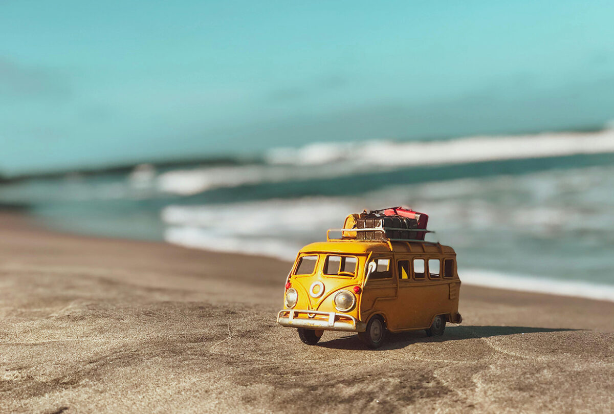 Wir machen Urlaub, Foto © https://www.pexels.com/de-de/foto/meer-strand-ozean-draussen-6381076/