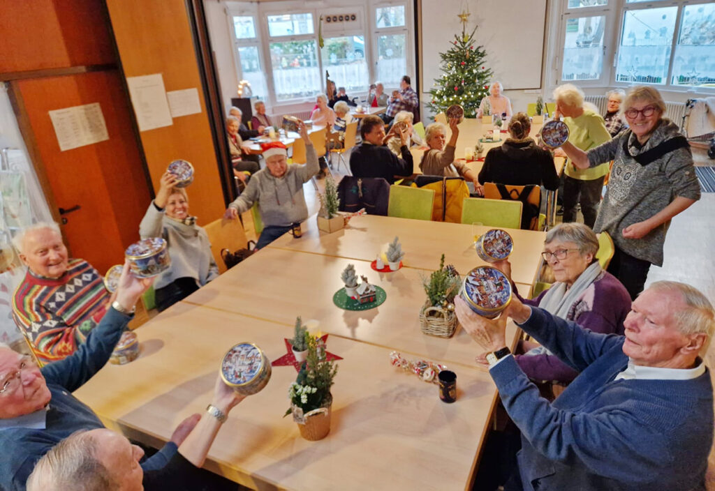 Weihnachtsfeier 2025 - Freude über Geschenke