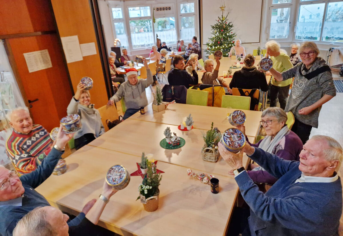 Weihnachtsfeier 2025 - Freude über Geschenke