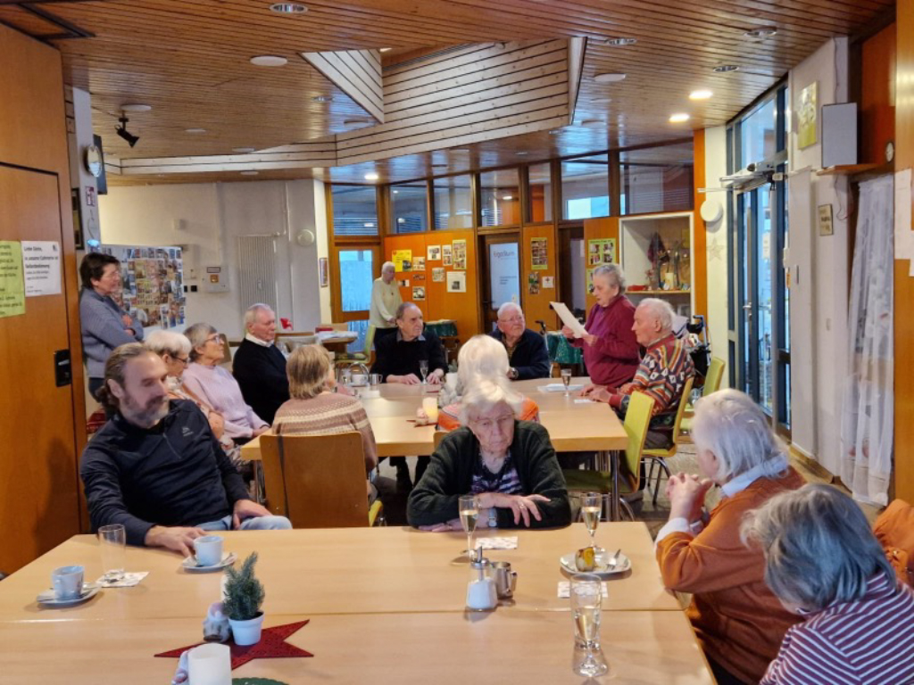 Christl Techt hat ein Gedicht über Schutzengel vorgetragen, alle lauschten und applaudierten am Ende. 